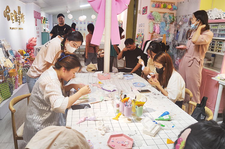 悦来悦好开展DIY创意手机壳装饰活动